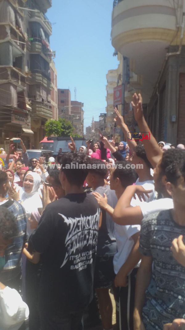 احتفالات طالبات الثانوية العامة بكفر الشيخ بانتهاء الامتحانات 