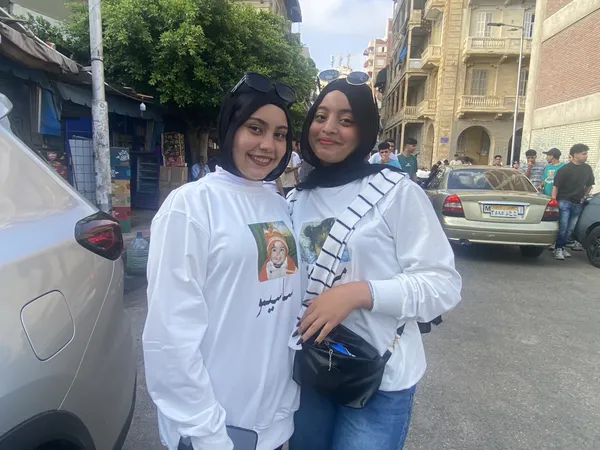 بتشيرتات موحده بالاسم و صورة الطفولة .. 
