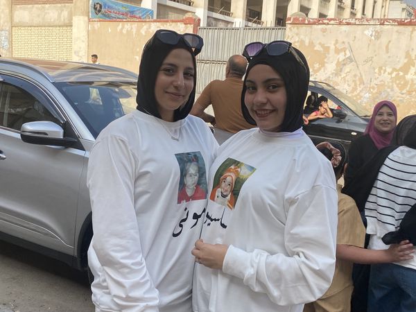 بتشيرتات موحده بالاسم و صورة الطفولة .. طالبات الثانوية العامة بمحافظة بورسعيد يحتفلن بانتهاء ماراثون الثانوية العامة