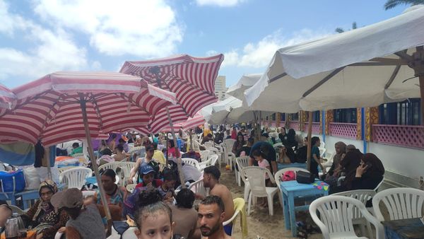 تزاحم المواطنين بشواطئ الإسكندرية
