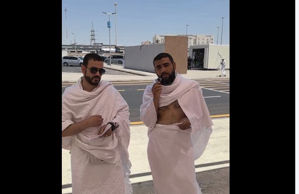شباب حائل بالمملكة يؤدون العمرة عن ضحايا حادث الدائري الإثليمي