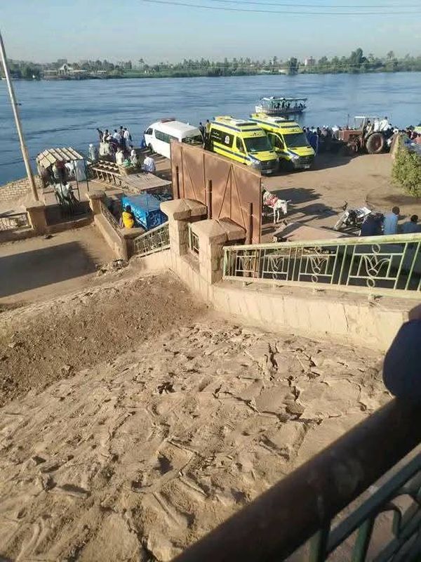 غرق سيارة ربع نقل في نهر النيل بقنا