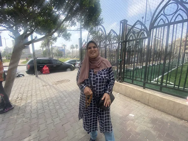 في آخر يوم.. إحدى أولياء الأمور أمام لجنة ثانوية عامة ببورسعيد: كان مشوار طويل ربنا يعديه على خير