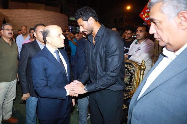 محافظ كفرالشيخ يقدم واجب العزاء في وفاة والد الكابتن «محمد الشناوي