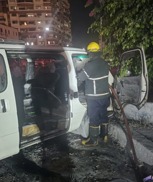 السيطرة على حريق ميكروباص بشارع طرح البحر السياحي ببورسعيد