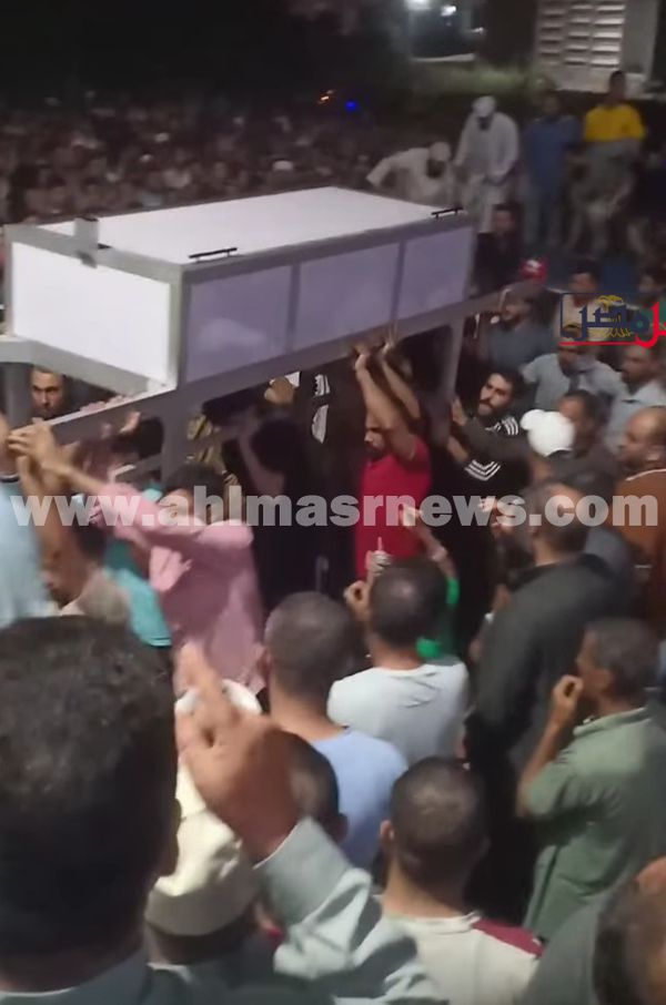 جانب من تشييع جثمان الشابين المتوفيين في حادث 