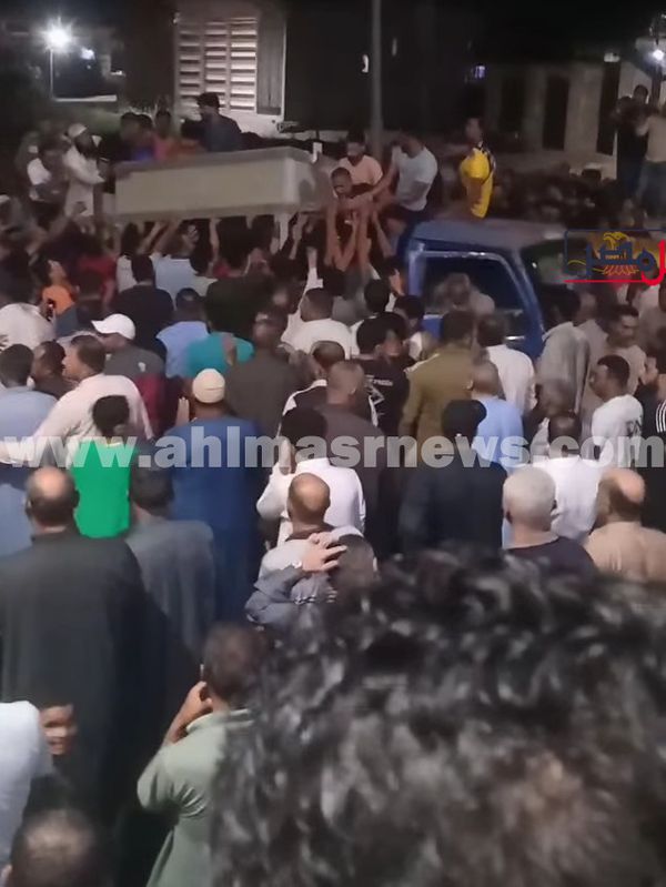 جانب من تشييع جثمان الشابين المتوفيين في حادث 