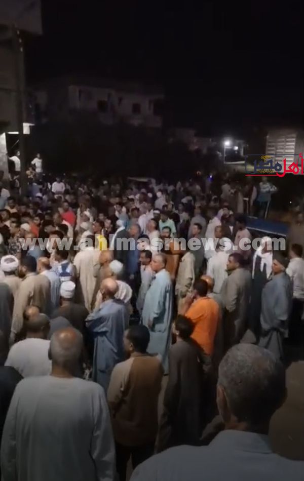 جانب من تشييع جثمان الشابين المتوفيين في حادث 