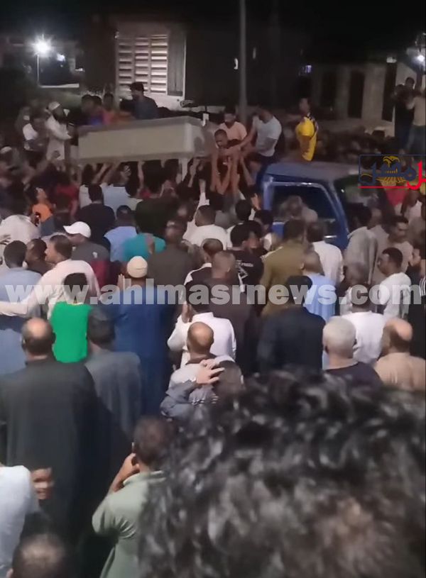 جانب من تشييع جثمان الشابين المتوفيين في حادث 