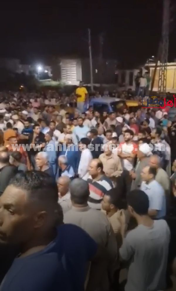جانب من تشييع جثمان الشابين المتوفيين في حادث 