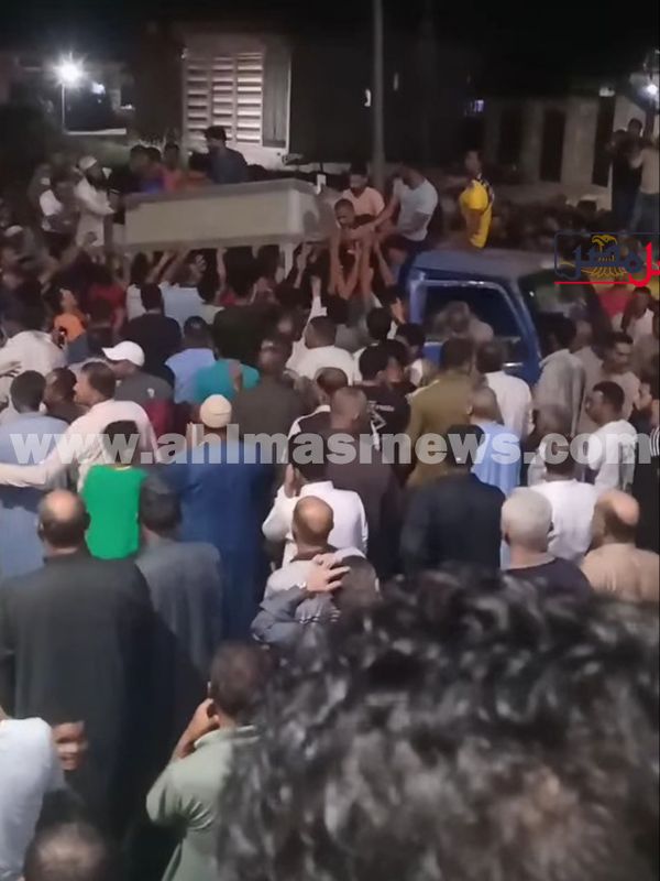 جانب من تشييع جثمان الشابين المتوفيين في حادث 