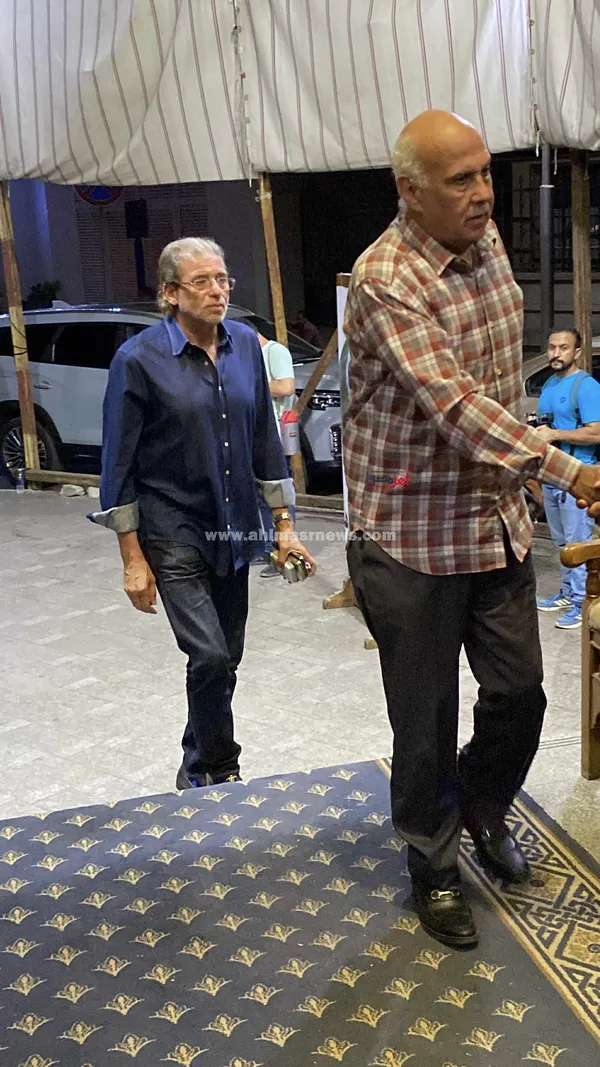 خالد يوسف يؤدي واجب العزاء 