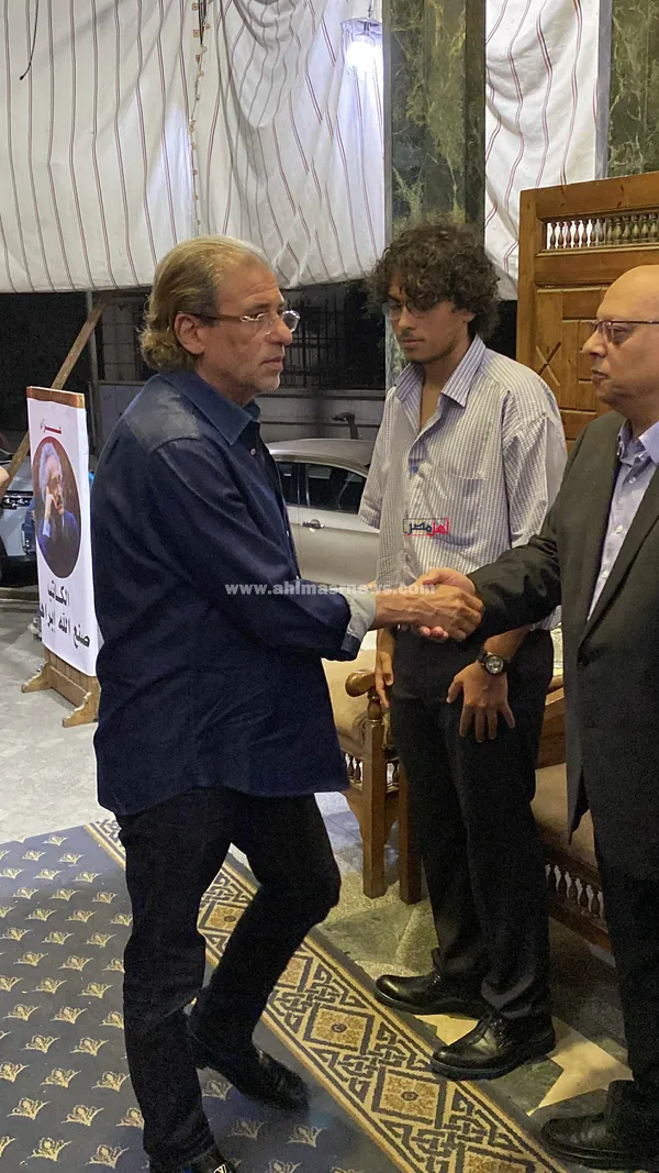 خالد يوسف يؤدي واجب العزاء 