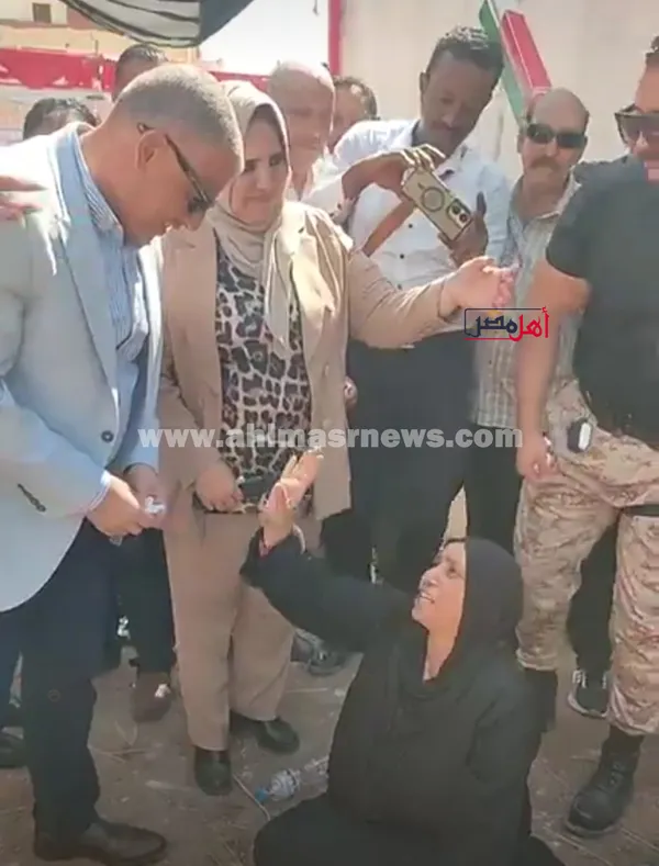 سيدة الخبز أم علي مع محافظ الإسماعيلية 