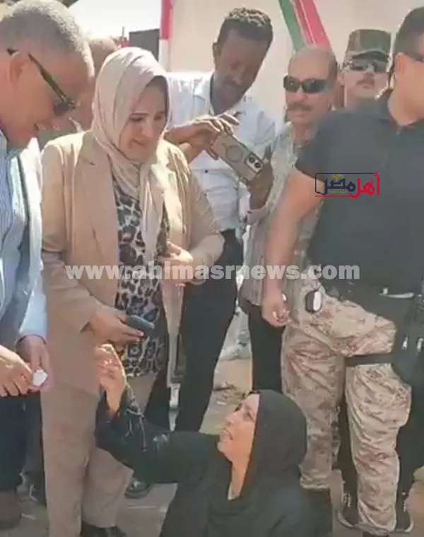 سيدة الخبز أم علي مع محافظ الإسماعيلية 