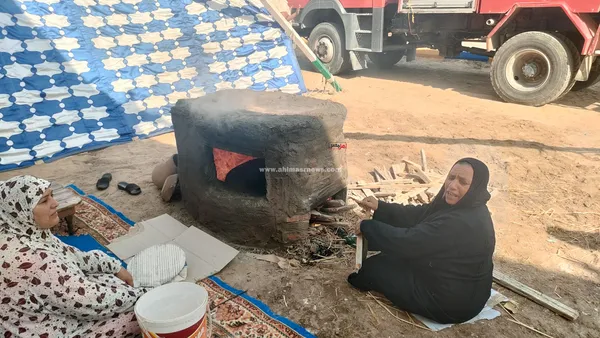 سيدة الخبز أم علي مع محافظ الإسماعيلية 