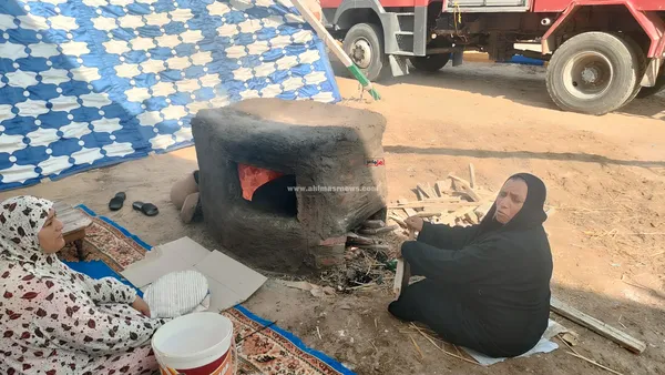 سيدة الخبز أم علي مع محافظ الإسماعيلية 