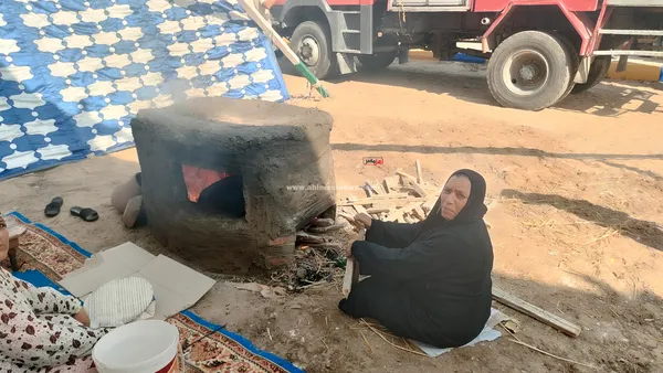 سيدة الخبز أم علي مع محافظ الإسماعيلية 
