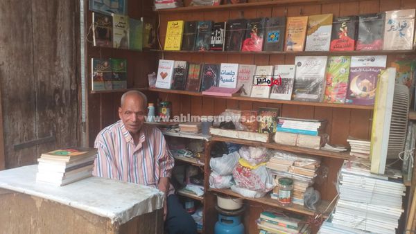 عم عباس، صاحب أقدم مكتبة لبيع الكتب بكفر الشيخ 
