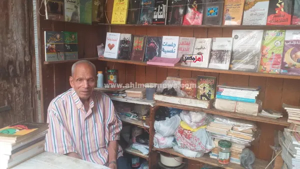 عم عباس، صاحب أقدم مكتبة لبيع الكتب بكفر الشيخ 