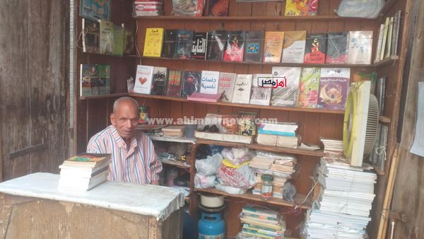 عم عباس، صاحب أقدم مكتبة لبيع الكتب بكفر الشيخ 