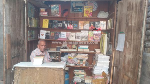 عم عباس، صاحب أقدم مكتبة لبيع الكتب بكفر الشيخ 