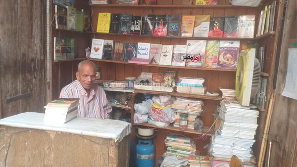 عم عباس، صاحب أقدم مكتبة لبيع الكتب بكفر الشيخ 