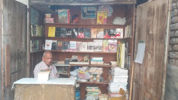 عم عباس، صاحب أقدم مكتبة لبيع الكتب بكفر الشيخ 