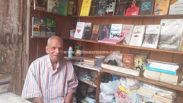 عم عباس، صاحب أقدم مكتبة لبيع الكتب بكفر الشيخ 