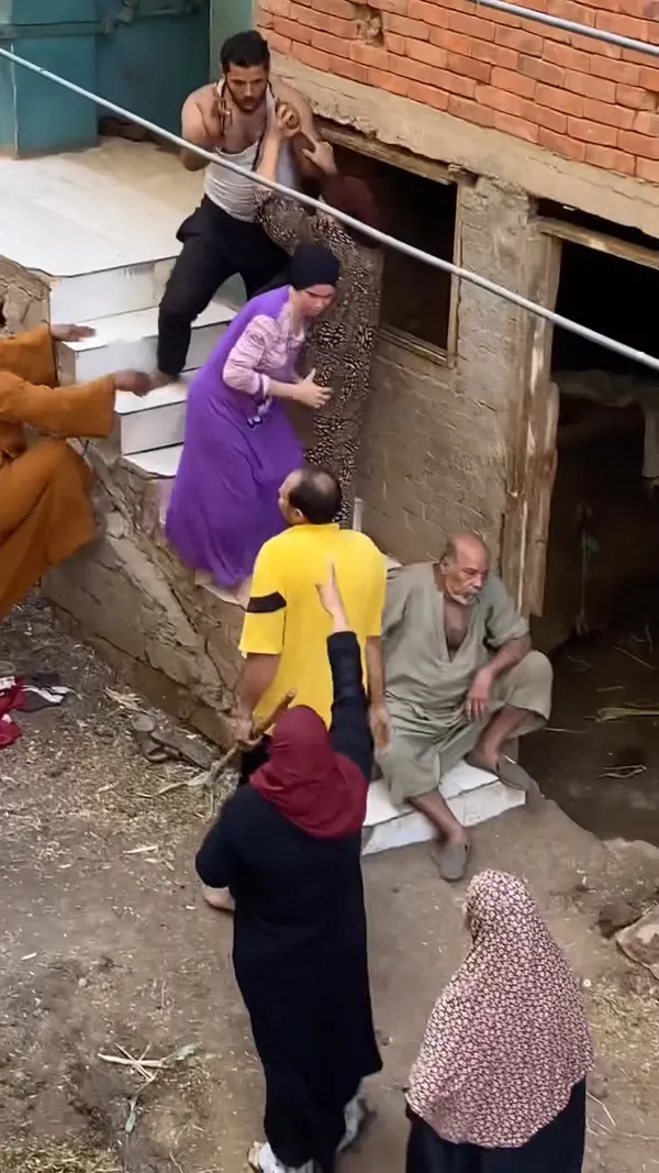 لقطات من الفيديوهات المنتشره 