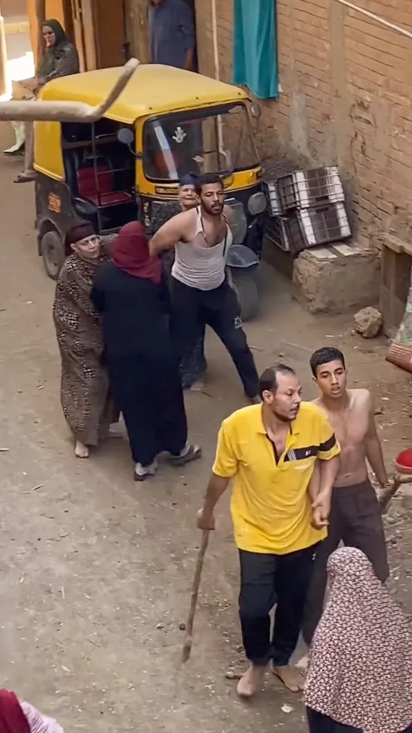 لقطات من الفيديوهات المنتشره 