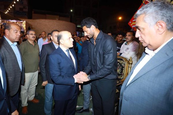 محافظ كفرالشيخ يقدم واجب العزاء في وفاة والد الكابتن «محمد الشناوي 