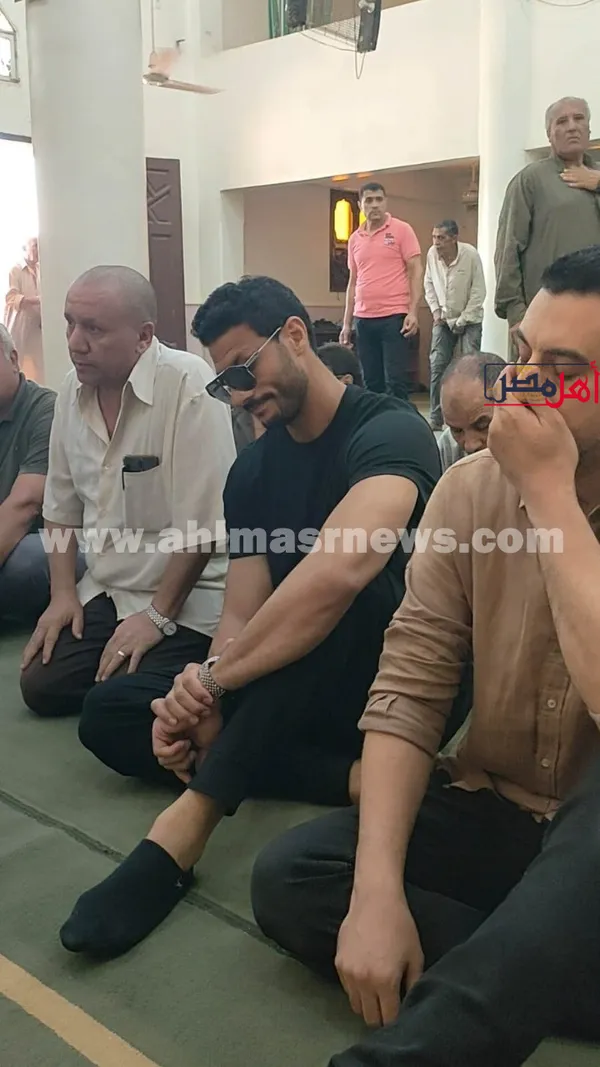 محمد الشناوي من جنازة والده