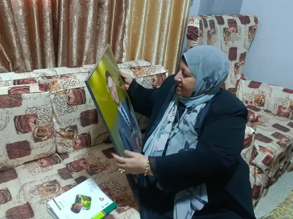 والدة الشهيد عمر القاضي 