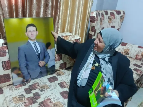 والدة الشهيد عمر القاضي 