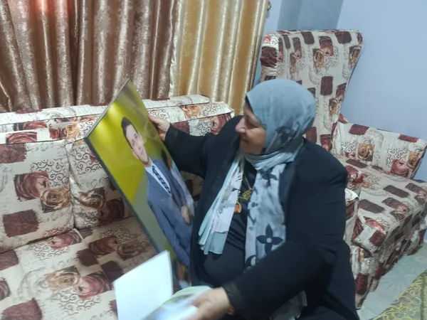 والدة الشهيد عمر القاضي 