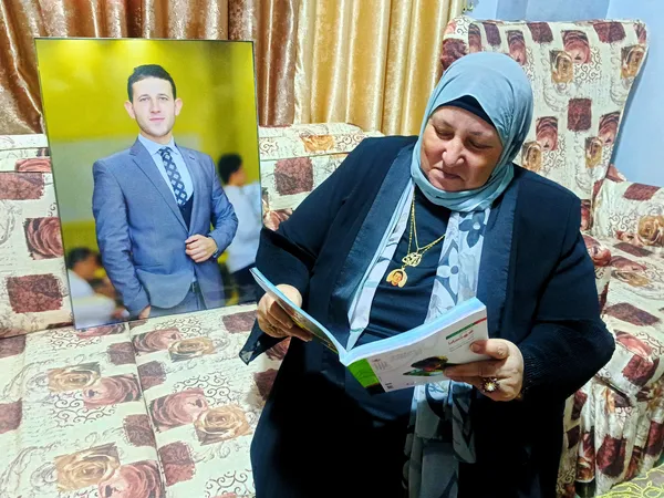 والدة الشهيد عمر القاضي 