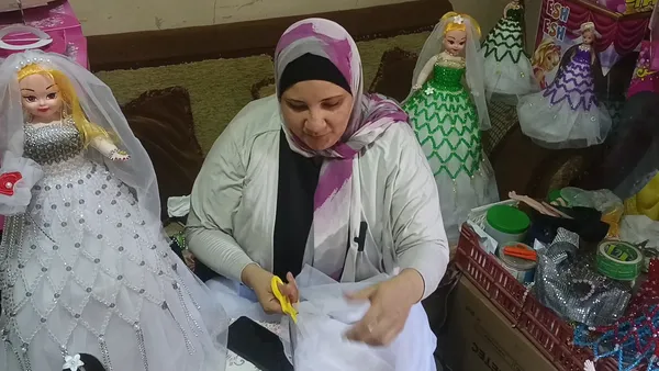 يسرا صانعة عرائس المولد بالمنوفية