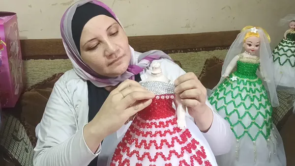يسرا صانعة عرائس المولد بالمنوفية