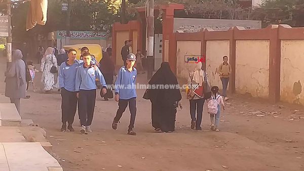 أولياء الأمور يوصلون صغارهم للمدرسة بأول أيام الدراسة بكفر الشيخ