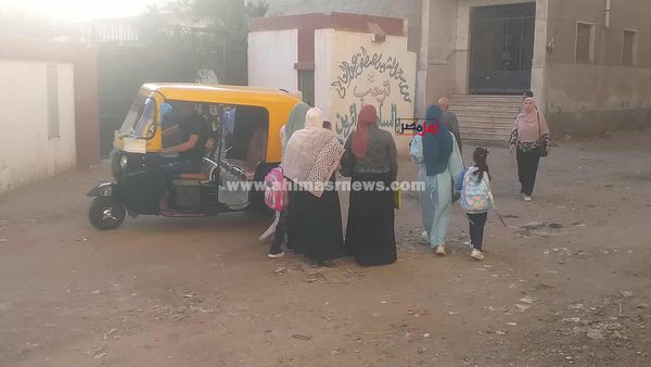أولياء الأمور يوصلون صغارهم للمدرسة بأول أيام الدراسة بكفر الشيخ