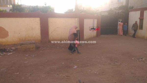 أولياء الأمور يوصلون صغارهم للمدرسة بأول أيام الدراسة بكفر الشيخ