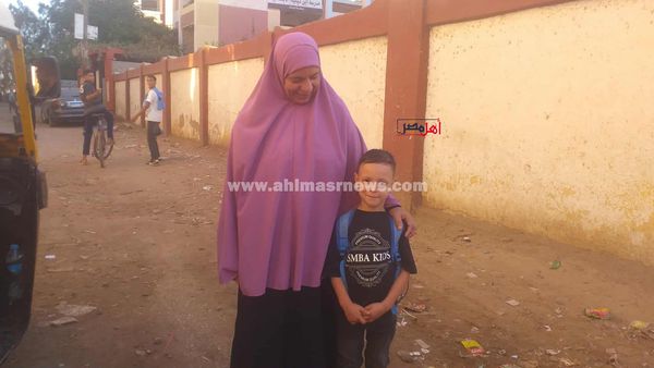 أولياء الأمور يوصلون صغارهم للمدرسة بأول أيام الدراسة بكفر الشيخ