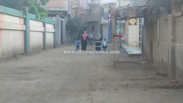 إيد في إيد... الأمهات يوصلون أبناءهم للمدرسة بأول أيام الدراسة بكفر الشيخ