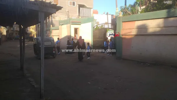 إيد في إيد... الأمهات يوصلون أبناءهم للمدرسة بأول أيام الدراسة بكفر الشيخ