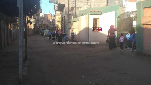 إيد في إيد... الأمهات يوصلون أبناءهم للمدرسة بأول أيام الدراسة بكفر الشيخ