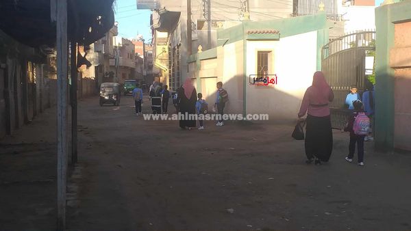 إيد في إيد... الأمهات يوصلون أبناءهم للمدرسة بأول أيام الدراسة بكفر الشيخ