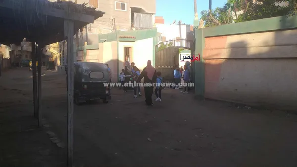 إيد في إيد... الأمهات يوصلون أبناءهم للمدرسة بأول أيام الدراسة بكفر الشيخ