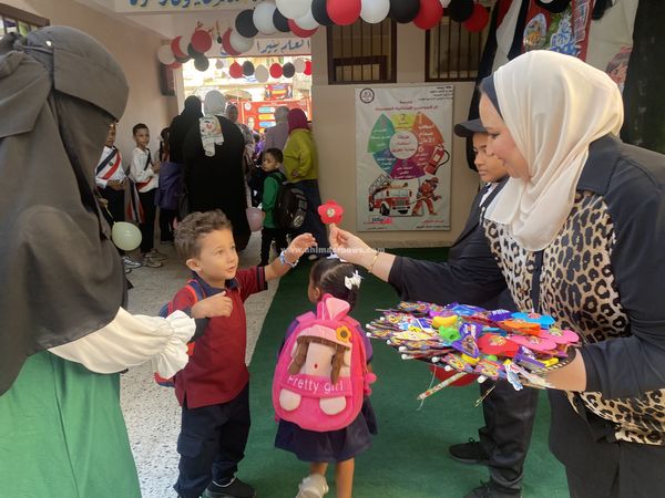 بالبلالين والشوكولاته مديرة مدرسة تستقبل الطلاب فى أول يوم دراسة ببورسعيد