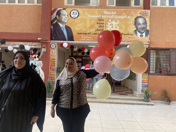 بالبلالين والشوكولاته مديرة مدرسة تستقبل الطلاب فى أول يوم دراسة ببورسعيد